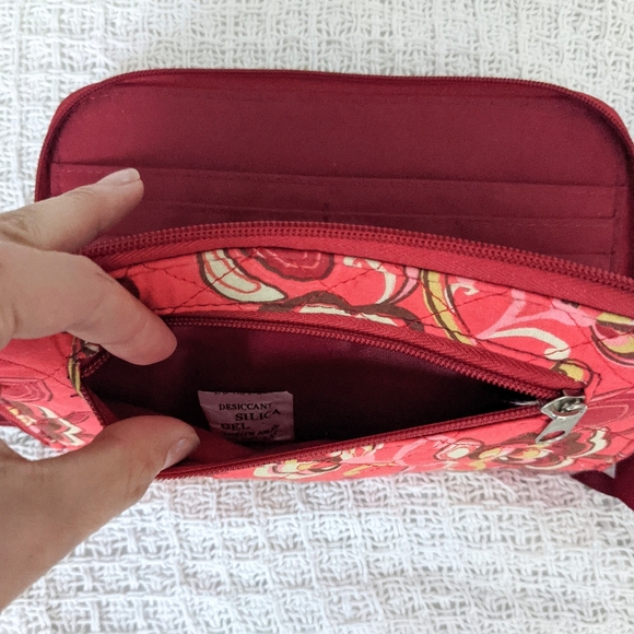 Summer 🌞 SALE Vera Bradley Red Pink Floral Wristlet Large Wallet, Card Passport - Picture 4 of 6